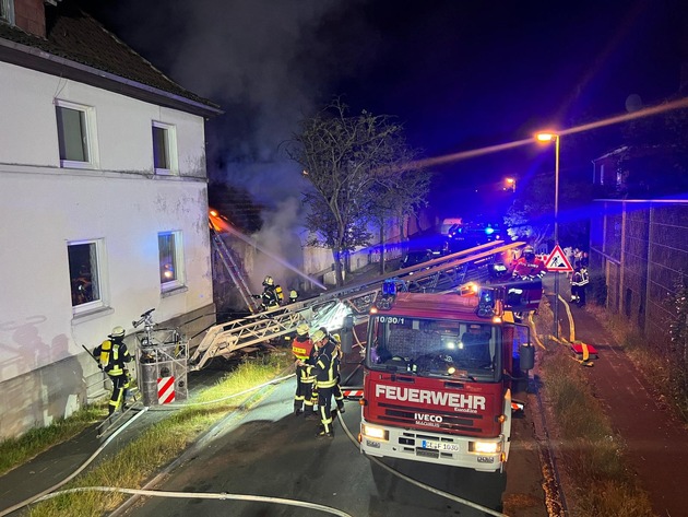 FW Celle: Flammenüberschlag auf Gebäude in Celle