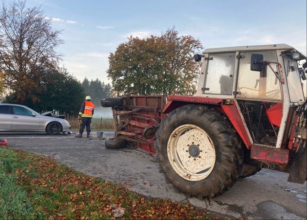 POL-AC: Verkehrsunfall in der Eifel - Traktor prallt mit Auto zusammen