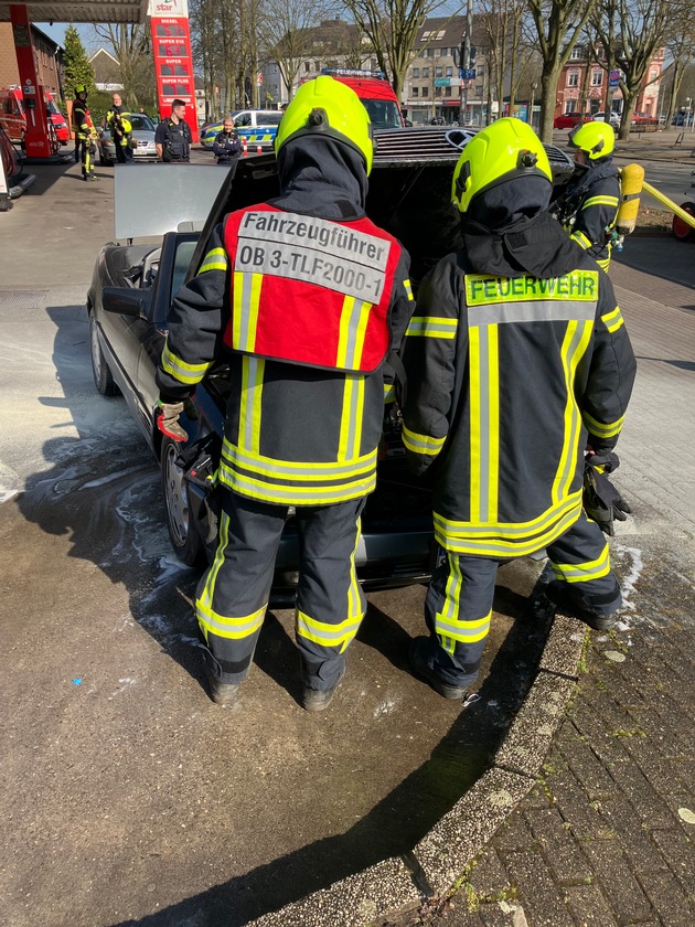 FW-OB: Brennender PKW auf Tankstellengelände in Oberhausen-Schmachtendorf