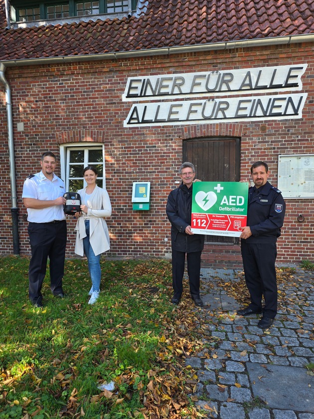 FW Bremerhaven: Öffentlicher AED bei der Freiwilligen Feuerwehr Weddewarden in Betrieb genommen