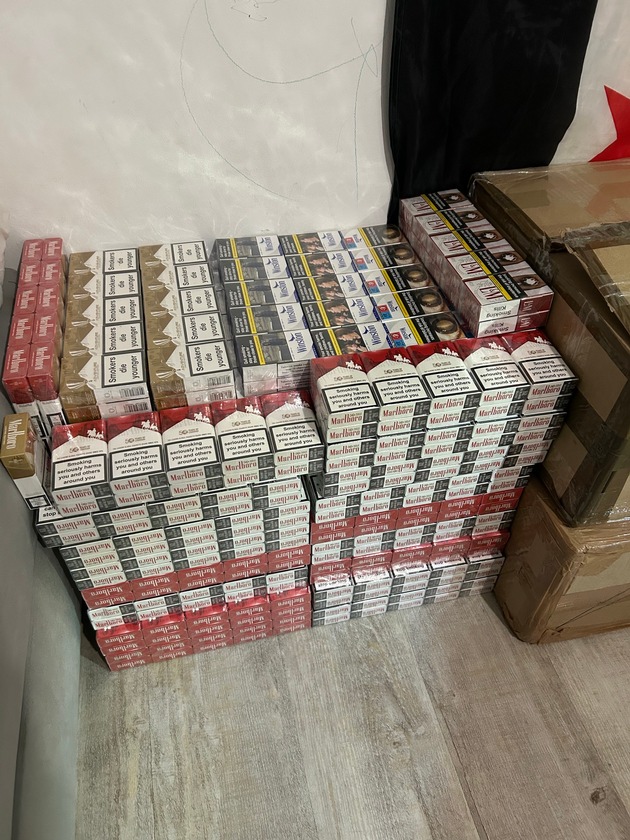 ZOLL-M: Zollfahndung deckt bundesweiten Handel mit Schmuggelzigaretten und illegalem Wasserpfeifentabak auf. Mutmaßlicher Rädelsführer in Untersuchungshaft.