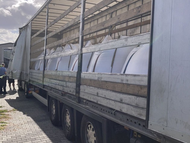 Mittelhessen: WETTERAUKREIS: + &quot;Schiefer Lkw&quot; fällt auf + Terrassentür hält Einbrechern stand + Lederjacke gestohlen +