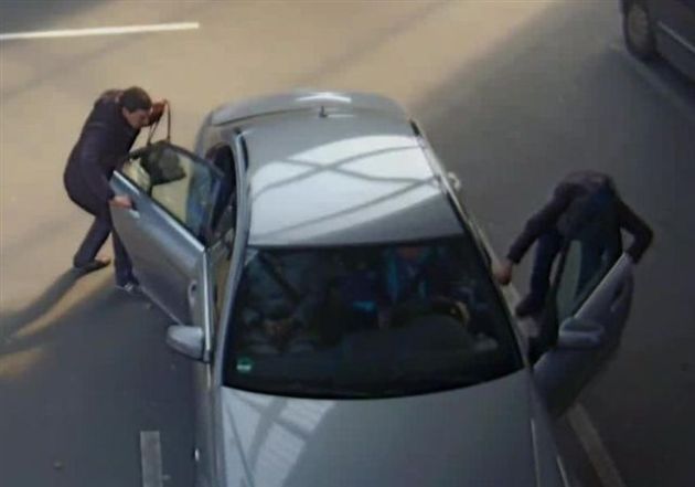 POL-D: Achtung Trickdiebe! - Täter lauern Autofahrern auf Parkplätzen auf - Polizei veröffentlicht Bilder aus einer Überwachungskamera und warnt vor dieser Masche