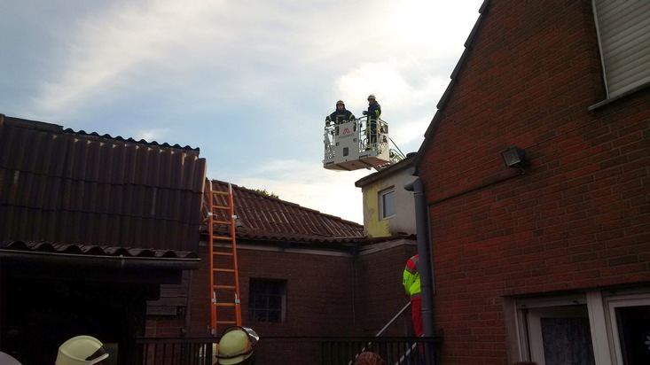 FW-KLE: Aufwendige Rettung nach Sturz auf dem Dach