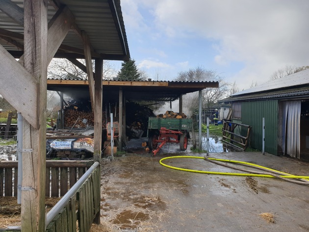 FW-RD: Holzschuppenbrand auf landwirtschaftlichen Hof in Seefeld (Kreis Rendsburg-Eckernförde) Feuerwehren verhindern Schlimmeres