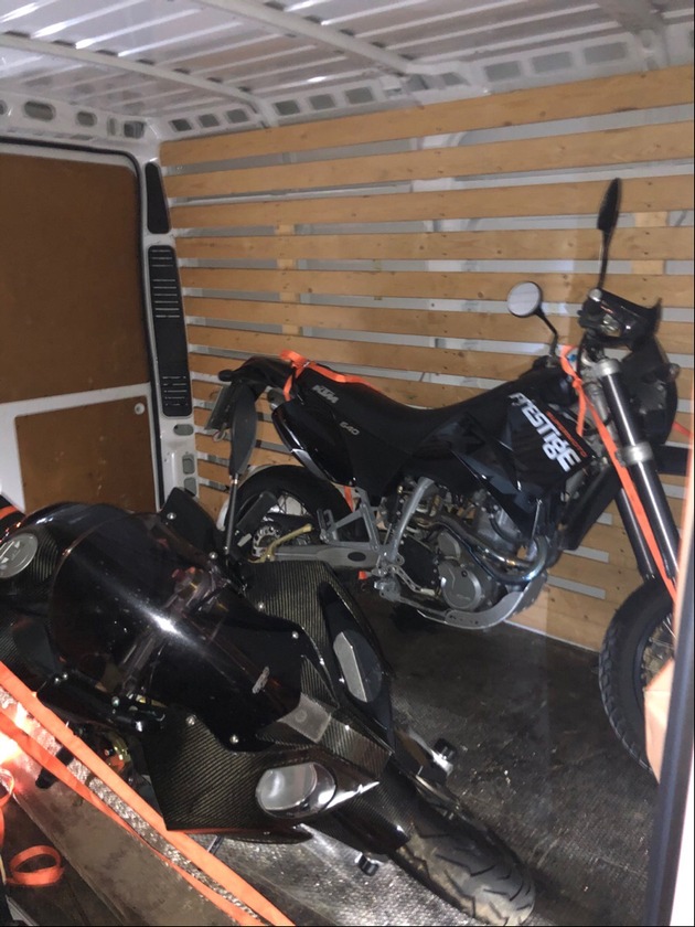 POL-D: Ludenberg - Motorraddiebe auf frischer Tat ertappt - Festnahme - Bilder hängen an