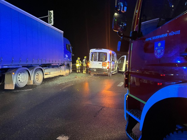 FW Hünxe: Verkehrsunfall zwischen Lkw und Transporter - Eine verletzte Person