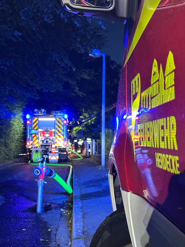 FW-EN: Dachstuhlbrand nach Gewitter in der Ender Mark - Feuerwehr verhindert größere Brandausbreitung