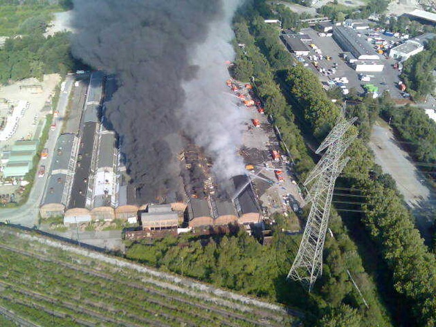 FW-E: Brand der ehemaligen KRUPP - Titan Hallen, auf dem Gelände von Thyssen-Krupp