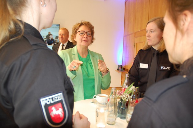 POL-AK NI: Antrittsbesuch von Ministerin Daniela Behrens bei der Polizeiakademie Niedersachsen - Virtual Reality und Abwehr- und Zugriffstechniken