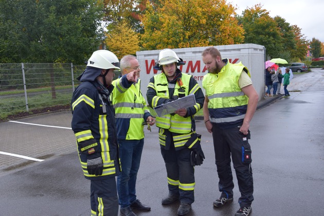 FW-OE: Jahresabschlussübung des Löschzugs 3 - Menschenrettung aus Industriebetrieb