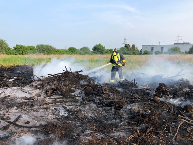 FW Lage: Feuer 1 / Brennt Strauchschnitt - 12.05.2018 - 18:09 Uhr