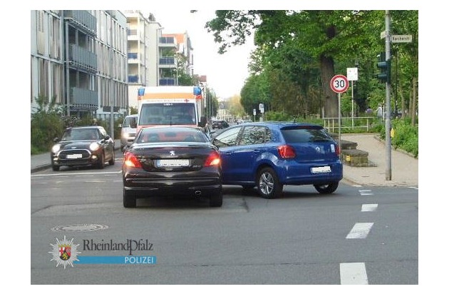 POL-PPWP: Unfall an Ampelkreuzung