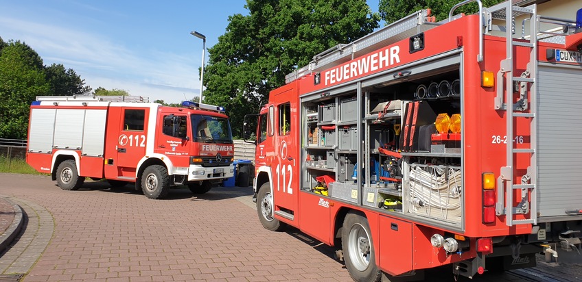FFW Schiffdorf: Kind in Pkw eingeschlossen: Feuerwehr schlägt Scheibe ein
