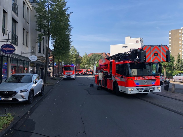 FW-GL: Feuer in Imbiss in einem Wohn- und Geschäftshaus im Stadtteil Refrath von Bergisch Gladbach