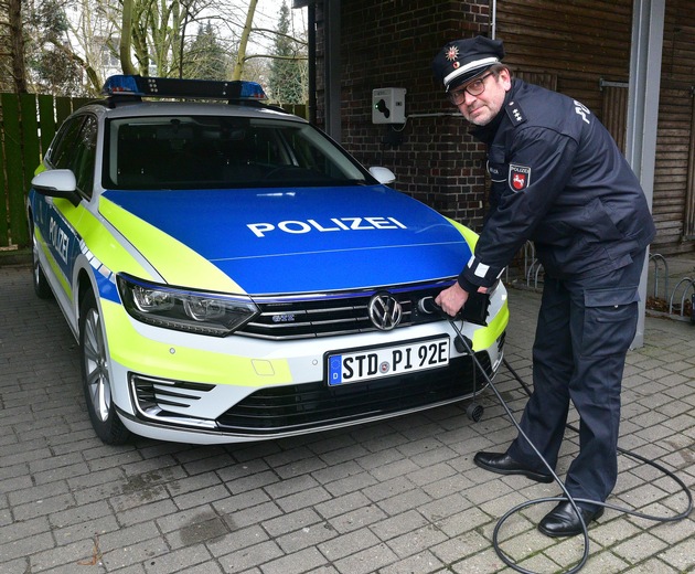 POL-STD: Alternativ, innovativ, regenerativ - E-Mobilität ist Zukunftsfaktor für die niedersächsische Polizei - Erster Streifenwagen mit Hybridantrieb im Landkreis Stade