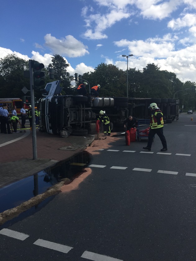 FW-GE: Umgestürzter LKW verliert größere Menge Dieselkraftstoff