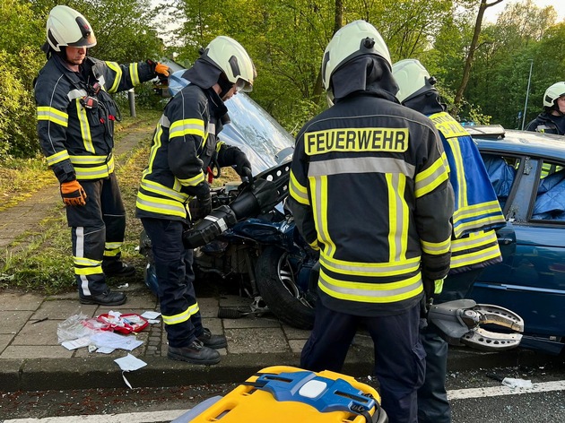 FW-EN: Schwerer Verkehrsunfall mit vier Verletzten und ausgelöster Rauchwarnmelder