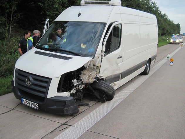 POL-HI: Erneut schwerer Unfall auf der BAB 7

Audi bleibt nach Defekt auf Überholfahrstreifen stehen, Crafter fährt auf