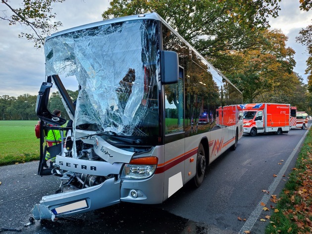 FW-KLE: Bus kollidiert mit Kleinbagger