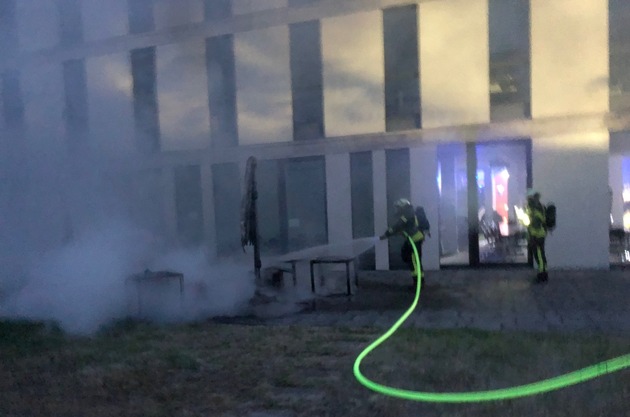 FW-BN: Starke Rauchentwicklung durch brennendes Gartenmobiliar