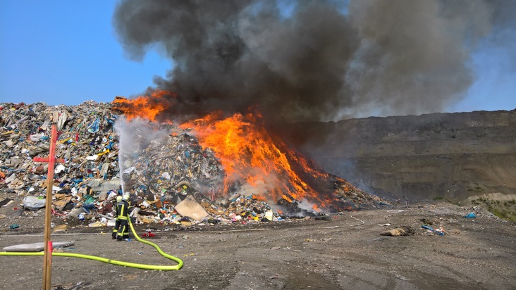 FW-GE: Brandeinsatz auf der Zentraldeponie in Gelsenkirchen-Resse