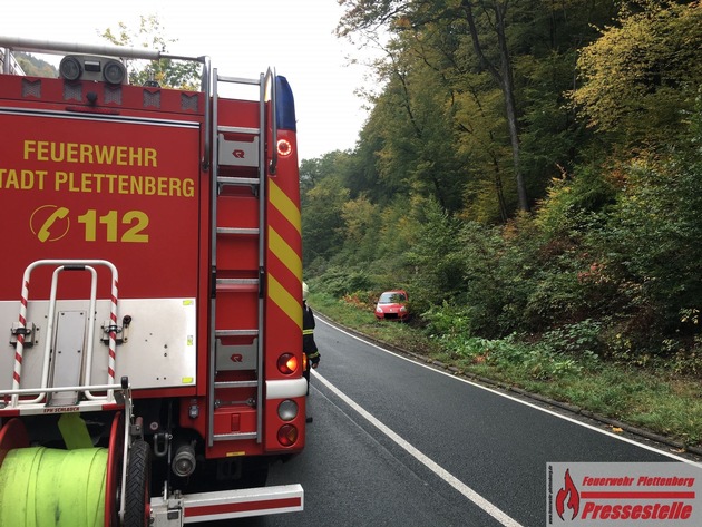 FW-PL: OT-Solmbecke/K8. PKW kommt bei Alleinunfall von Fahrbahn ab. Fahrerin wird leicht verletzt.
