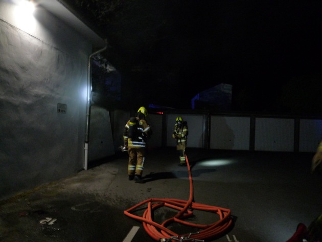 FW Paderborn: Unklare Rauchentwicklung stellte sich als Brand einer Garage heraus