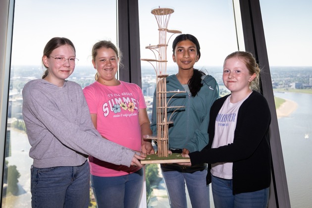 Schülerinnen aus Oberhausen und Schloß Holte-Stukenbrock bauen die besten Turmmodelle und vertreten das Land in Berlin