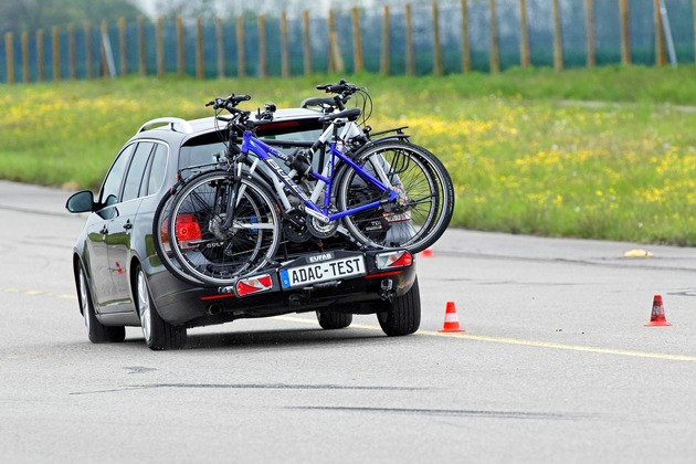ADAC Test: Elf Fahrradträger für die Anhängerkupplung / Große Unterschiede bei Preis, Sicherheit und Handhabung / Einige taugen nur für leichte Fahrräder
