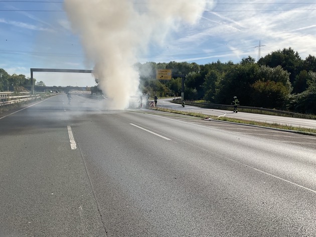 FW-DO: Wohnwagengespann brennt auf Autobahn A2