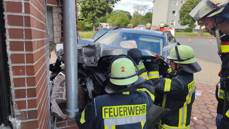 FW Celle: PKW fährt in Celle in Hauswand