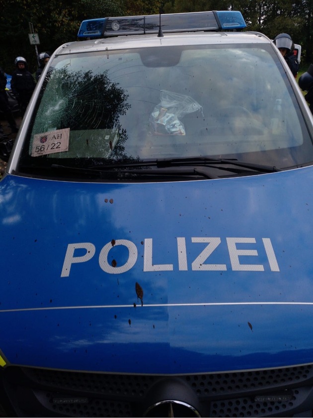 Polizei Presse A 49: Friedlicher 10. Einsatztag endet mit Angriff auf Polizeiauto