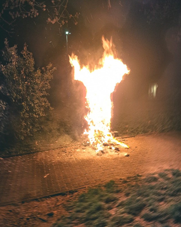 FW-DT: Bücherschrank brennt in Heiligenkirchen