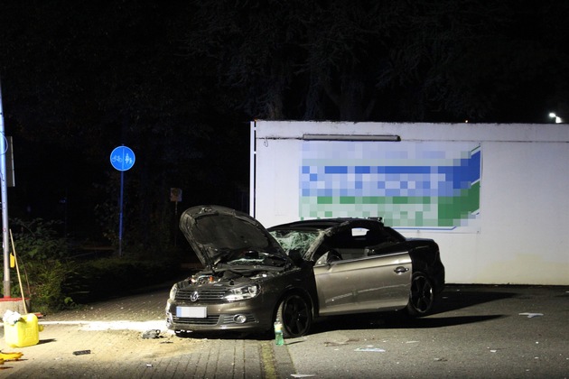 POL-ME: Alleinunfall: 18-Jähriger fährt über Kreisverkehr und wird schwer verletzt - Velbert - 2408051