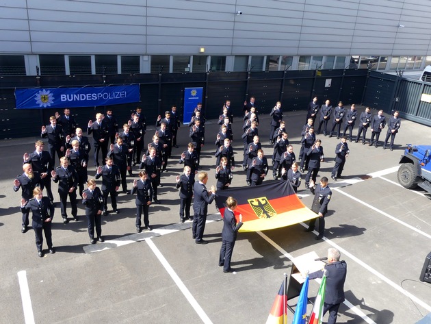 BPOL NRW: Hand in Hand - Über 70 neue Kolleginnen und Kollegen der Bundespolizei in der Landeshauptstadt Düsseldorf vereidigt