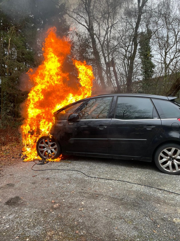 FW-EN: Wetter - Fahrzeugbrand in Grundschöttel