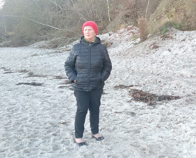 POL-KI: 251214.1 Hohwacht: Neue Fotos der vermissten 87-jährigen Frau - Folgemeldung zu 251213.1