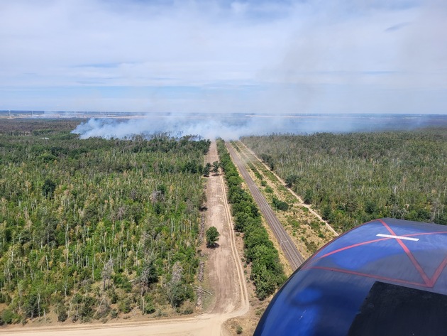 BPOLD 11: Brandbekämpfung aus der Luft: Die Bundespolizei erneut im Einsatz gegen den Waldbrand in der Gohrischheide
