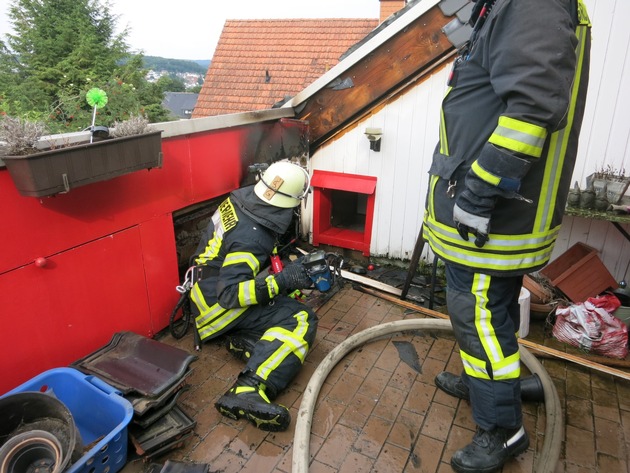 FW-AR: Rauchmelder warnt Familie rechtzeitig vor Dachstuhlbrand