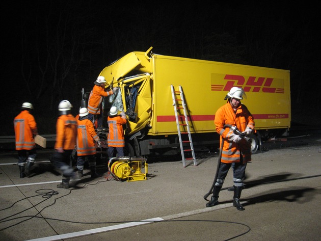 POL-HI: Ein Toter nach schweren Lkw-Unfall auf der BAB 7