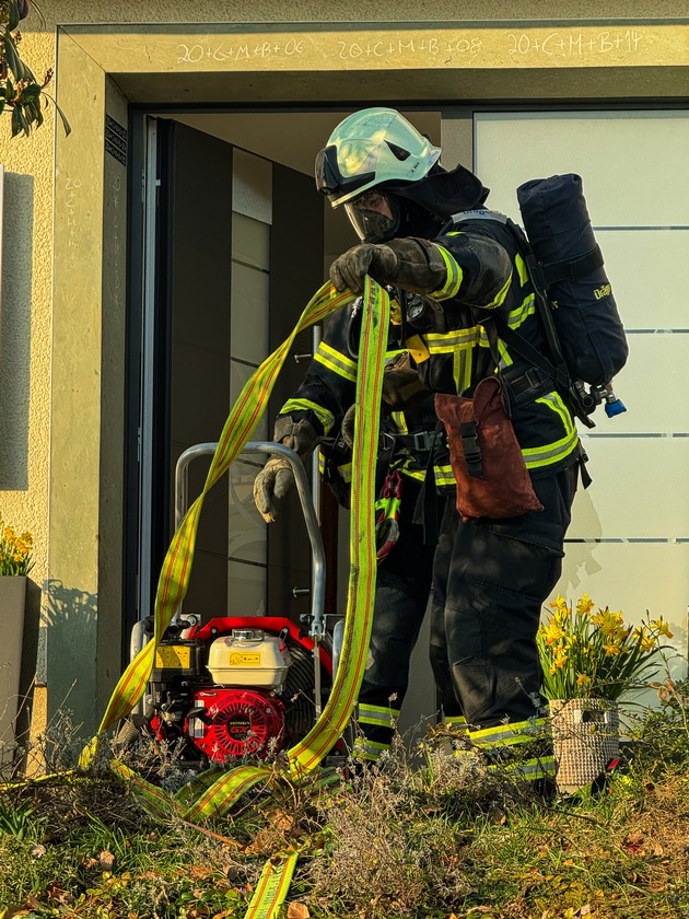 FW-MK: Einfamilienhaus durch Brandrauch unbewohnbar - Bewohner können sich selbst retten