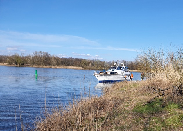 FW Lüchow-Dannenberg: Yacht läuft auf Elbe auf einen Buhnenkopf - keine Verletzten, kein Wassereinbruch - Feuerwehr sorgt für eine warme Nacht