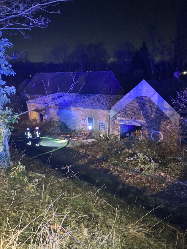 FW-MH: Brand in leerstehender Lagerhalle