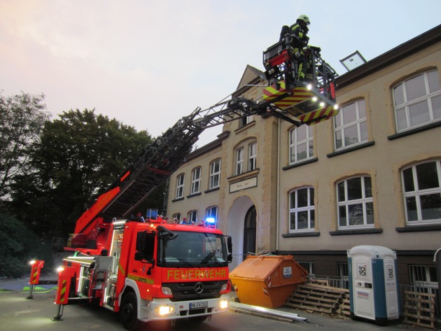 FW-MH: Brand im Dach einer ehemaligen Schule