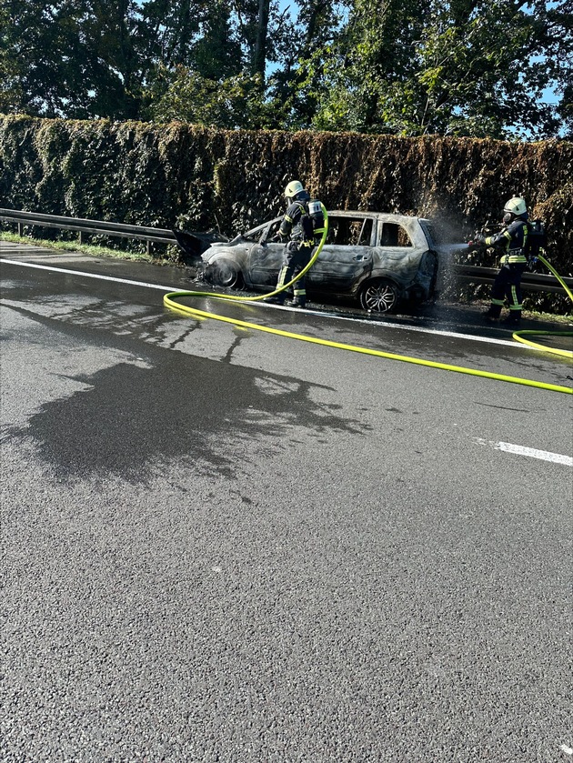 FW Dinslaken: PKW Brand auf der BAB 3 und weitere Einsätze