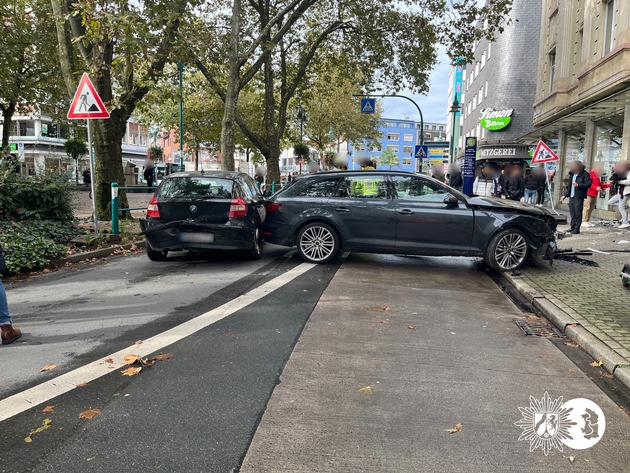 POL-DU: Altstadt: Audi kollidiert mit BMW und einer Schaufensterscheibe