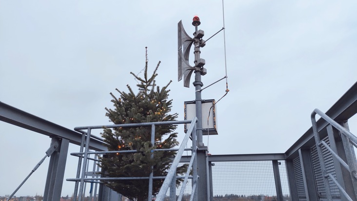 FW Celle: Weihnachtsbaum leuchtet über Celle - Übungsturm der Celler Feuerwehr wurde zum Christbaumständer!
