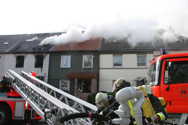 FW-E: Feuer in einem Einfamilienhaus in Essen Frillendorf, fünf Personen verletzt