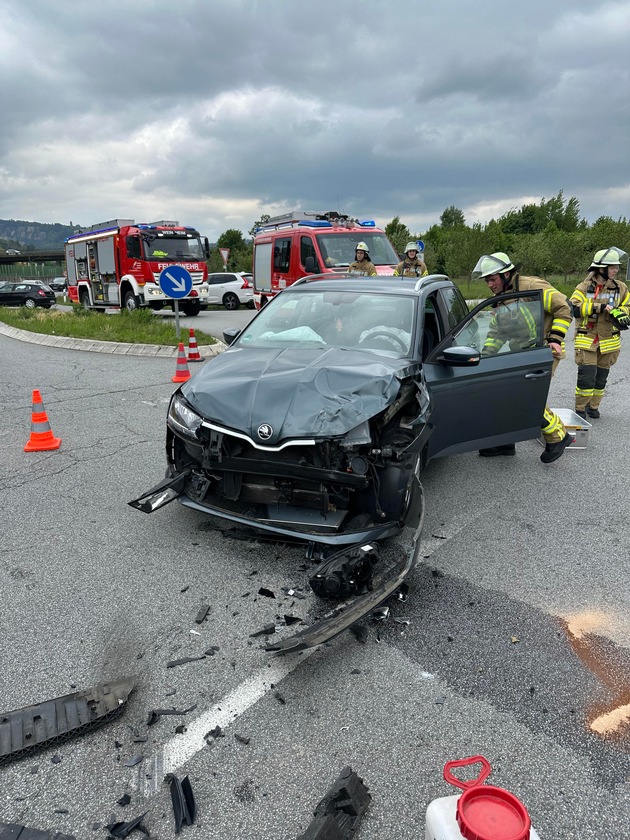 FW Weinheim: Verkehrsunfall auf der Kreisverbindungsstraße bei Weinheim - Zwei Leichtverletzte
